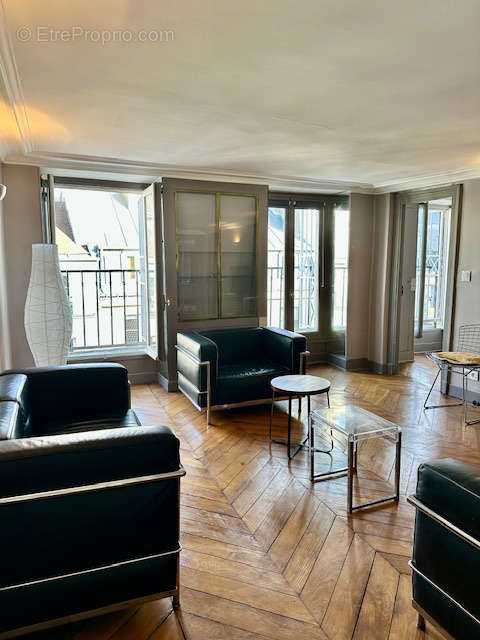 Appartement à PARIS-1E