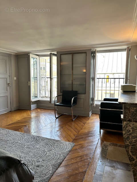 Appartement à PARIS-1E