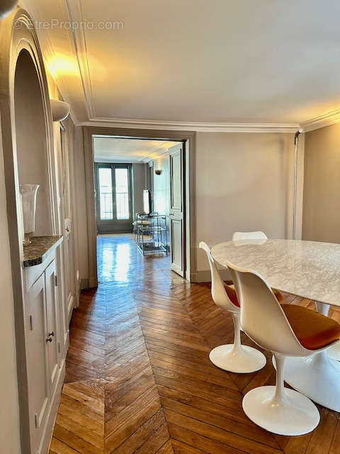 Appartement à PARIS-1E