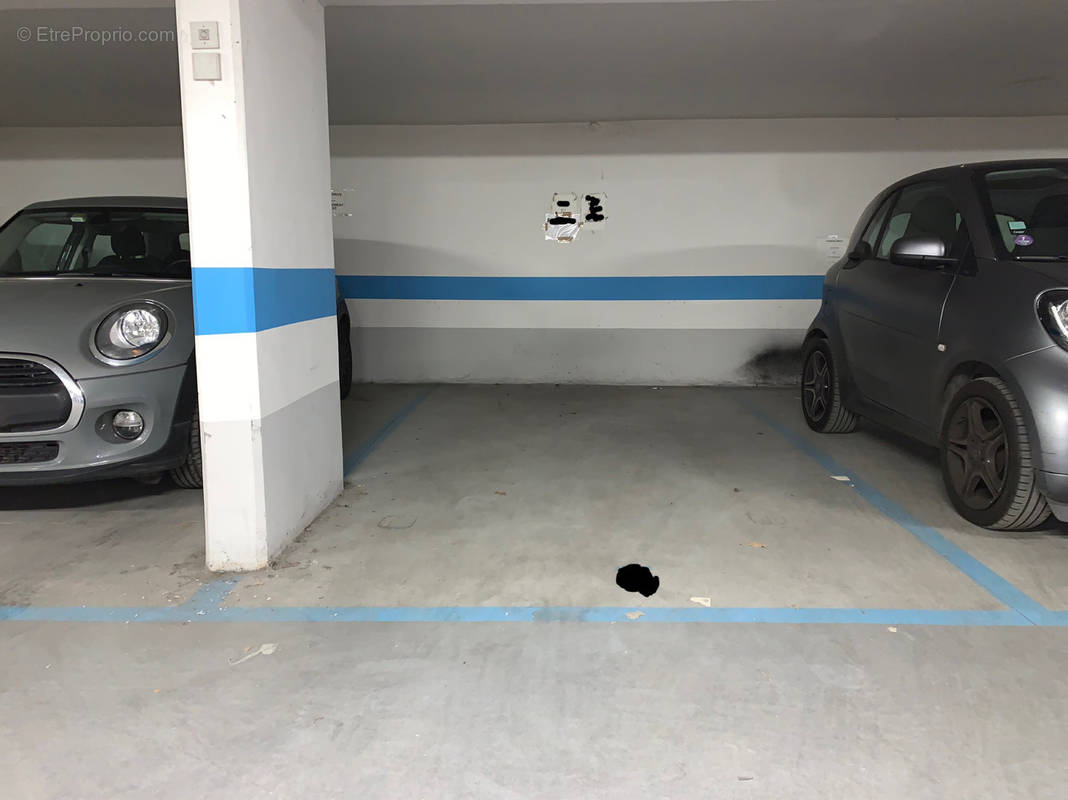 Parking à PARIS-17E