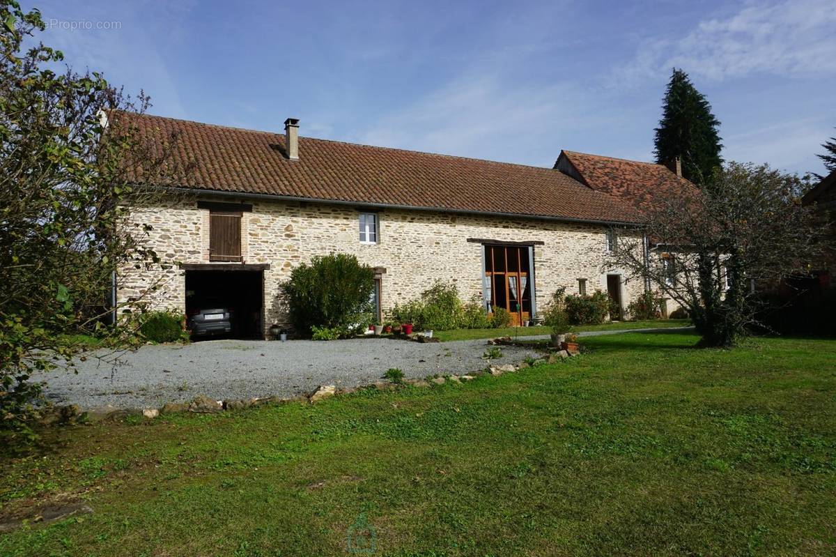 Maison à SAINT-PRIEST-LES-FOUGERES