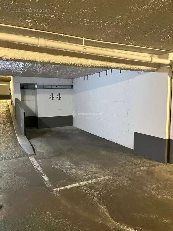 Parking à PARIS-7E