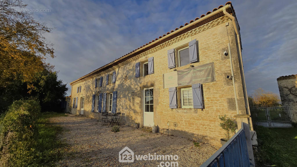 Longère en pierre, avec vie de plain-pied, à 6 km de Matha. - Maison à LA BROUSSE