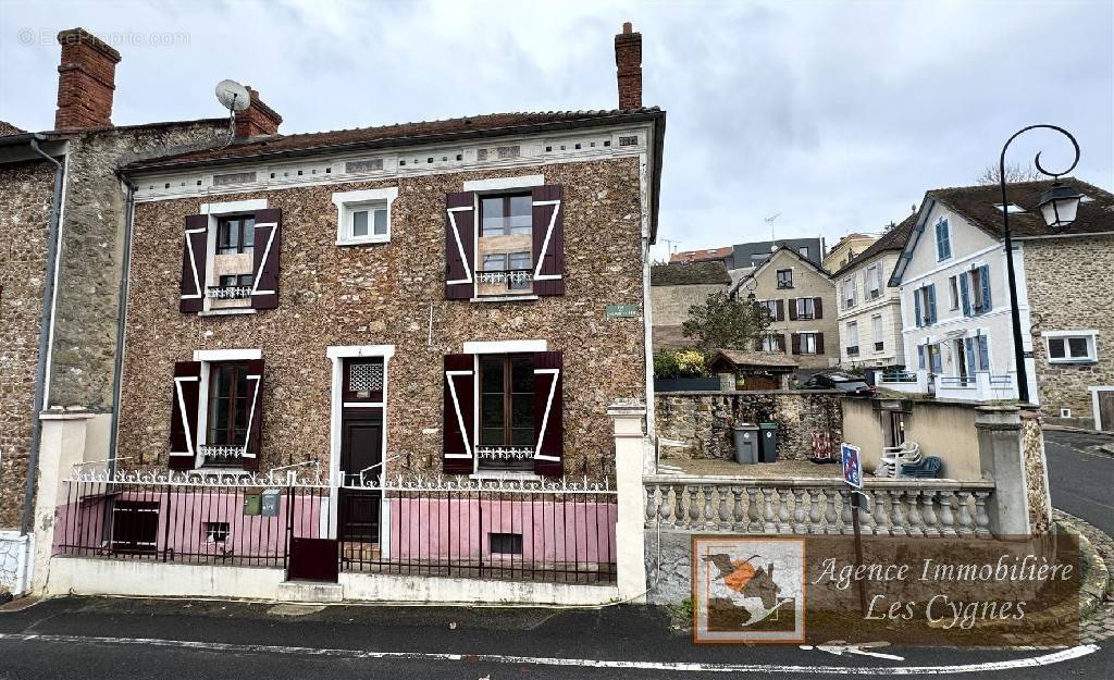 Maison à FONTAINE-LE-PORT