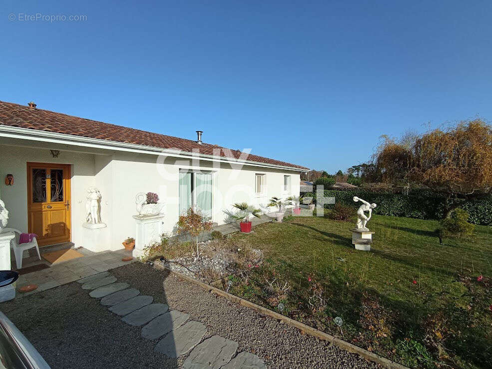 Maison à YGOS-SAINT-SATURNIN