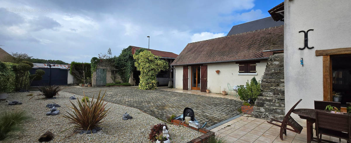 Maison à SAINT-DENIS-DE-L&#039;HOTEL