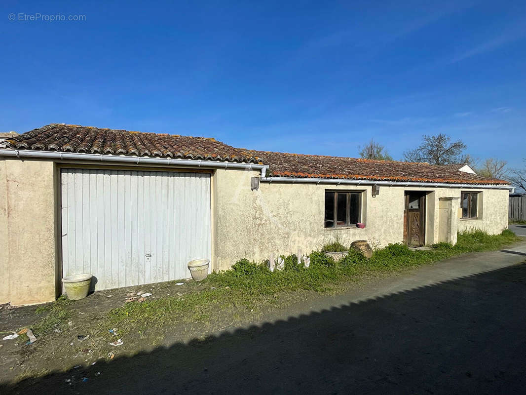 Maison à CHAMPAGNE-LES-MARAIS