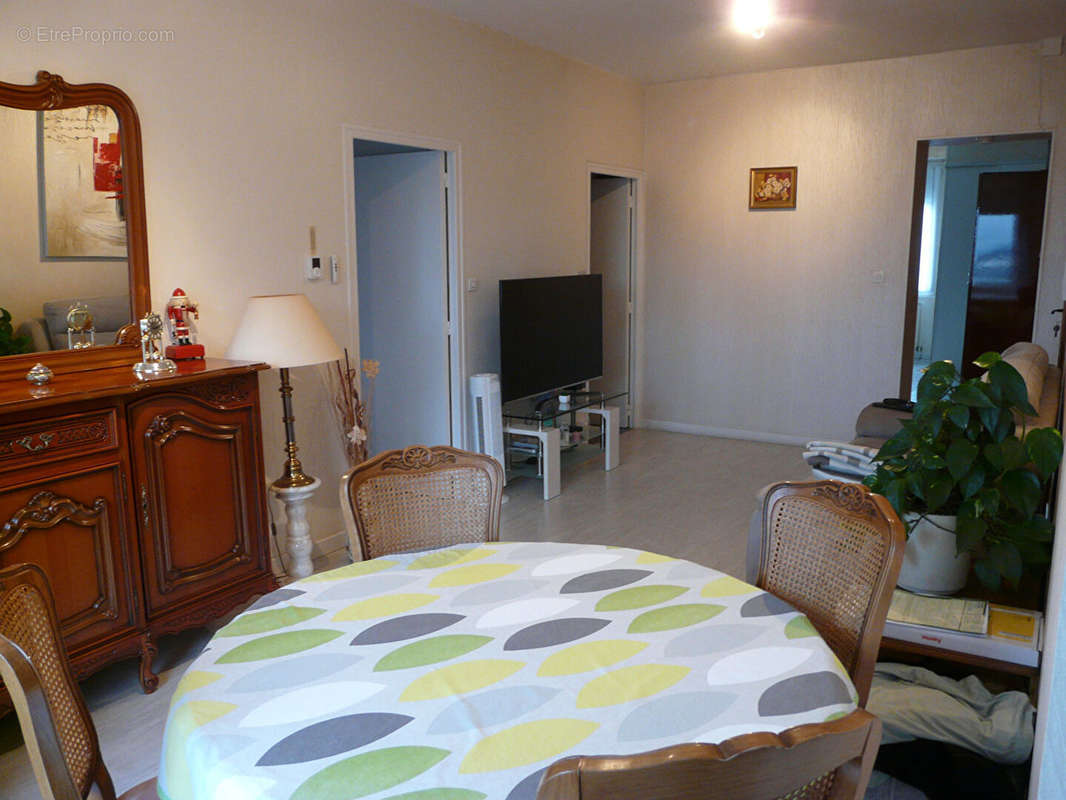 Photo 2 - Appartement à SAINT-GENEST-LERPT