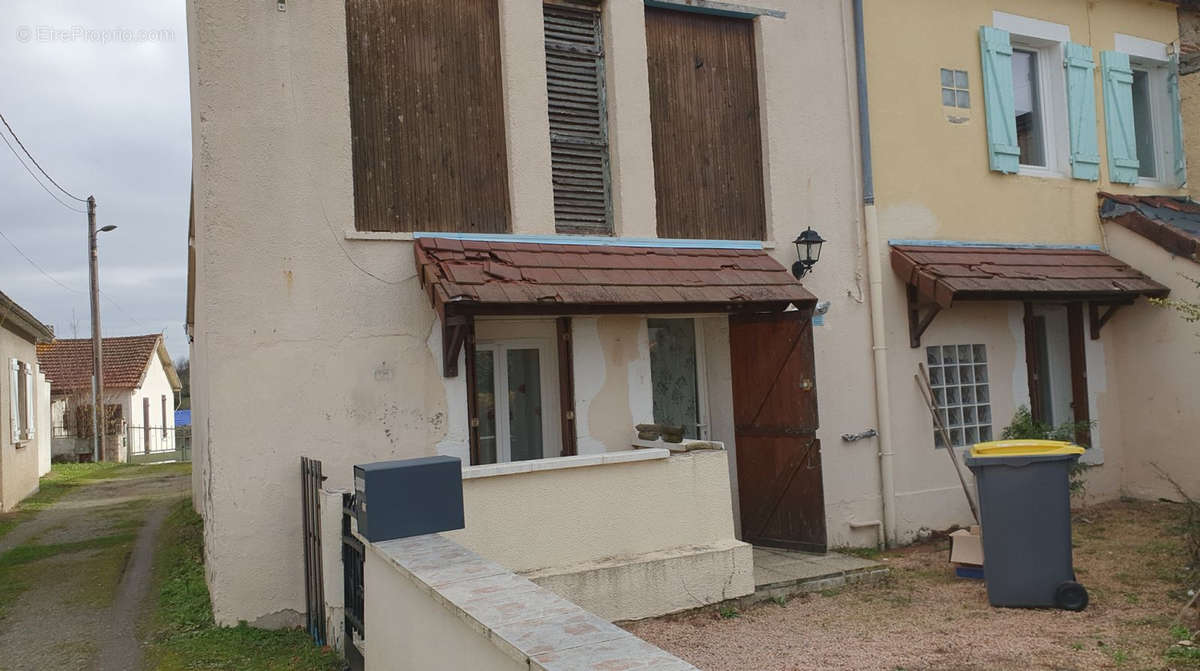 Appartement à CREUZIER-LE-VIEUX