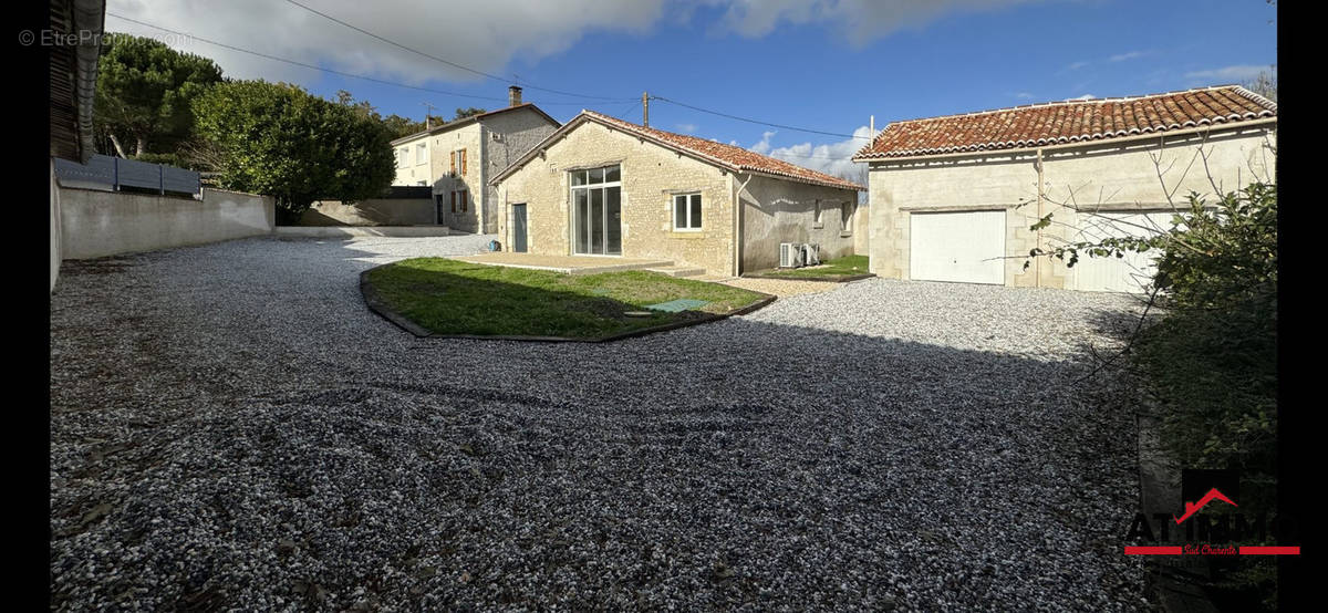 Maison à BARBEZIEUX-SAINT-HILAIRE