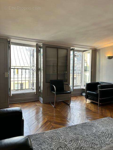 Appartement à PARIS-1E