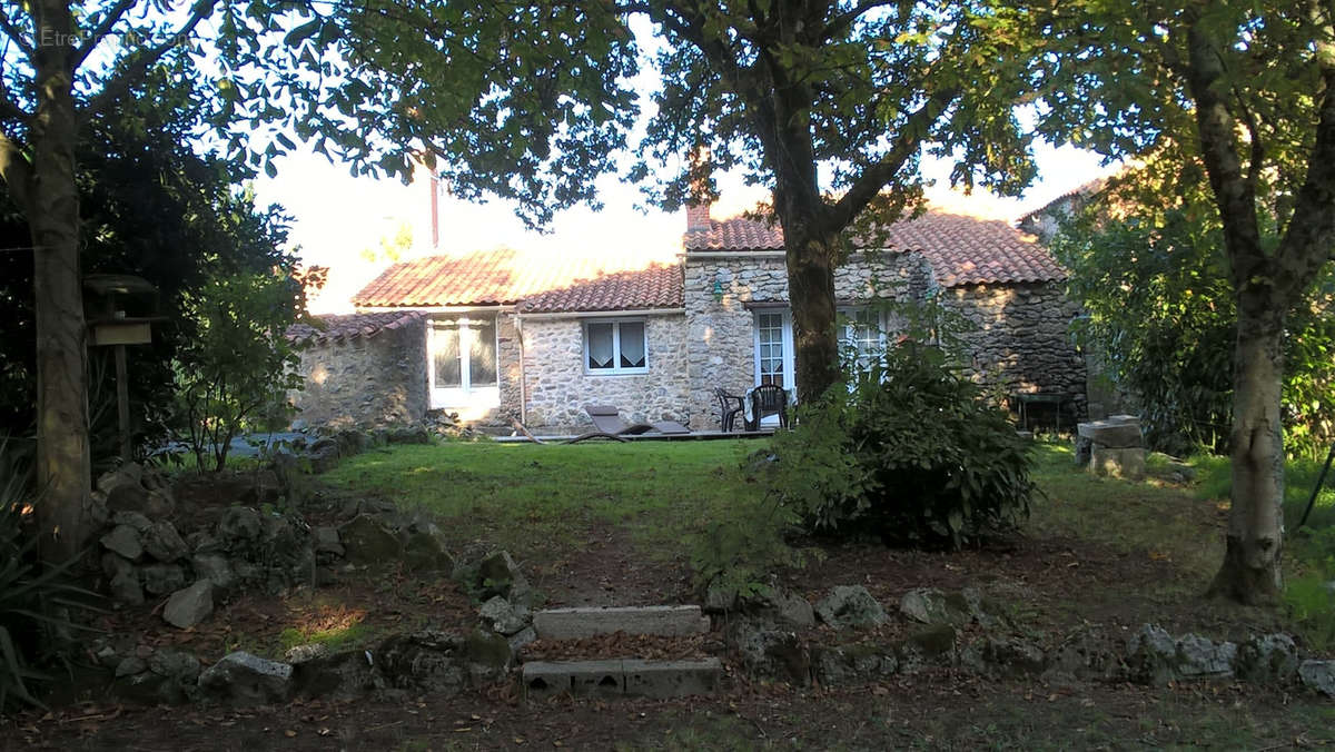 Maison à SAINT-AVAUGOURD-DES-LANDES