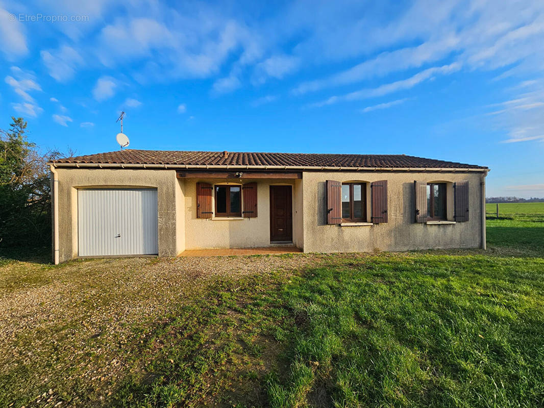 Maison à ROULLET-SAINT-ESTEPHE