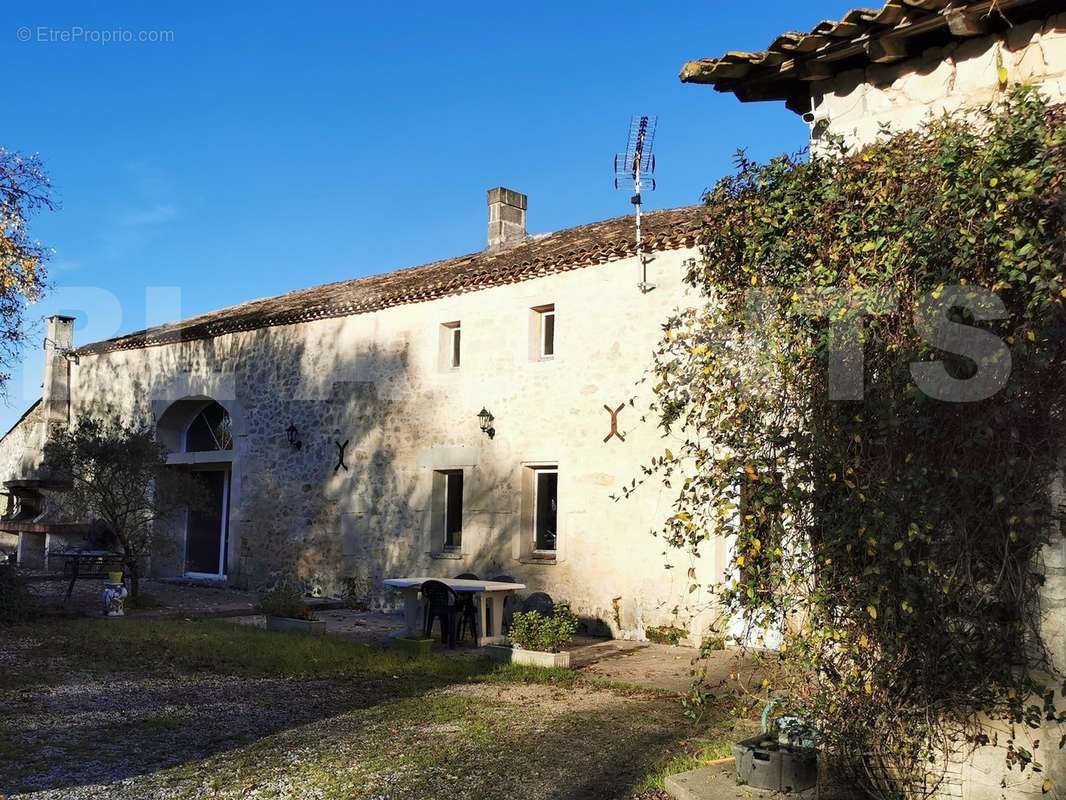 FACADE 2 - Maison à SAINT-GENES-DE-FRONSAC