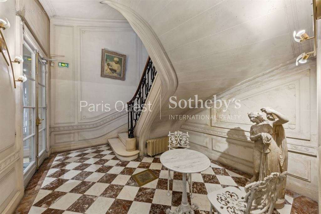 Appartement à PARIS-16E