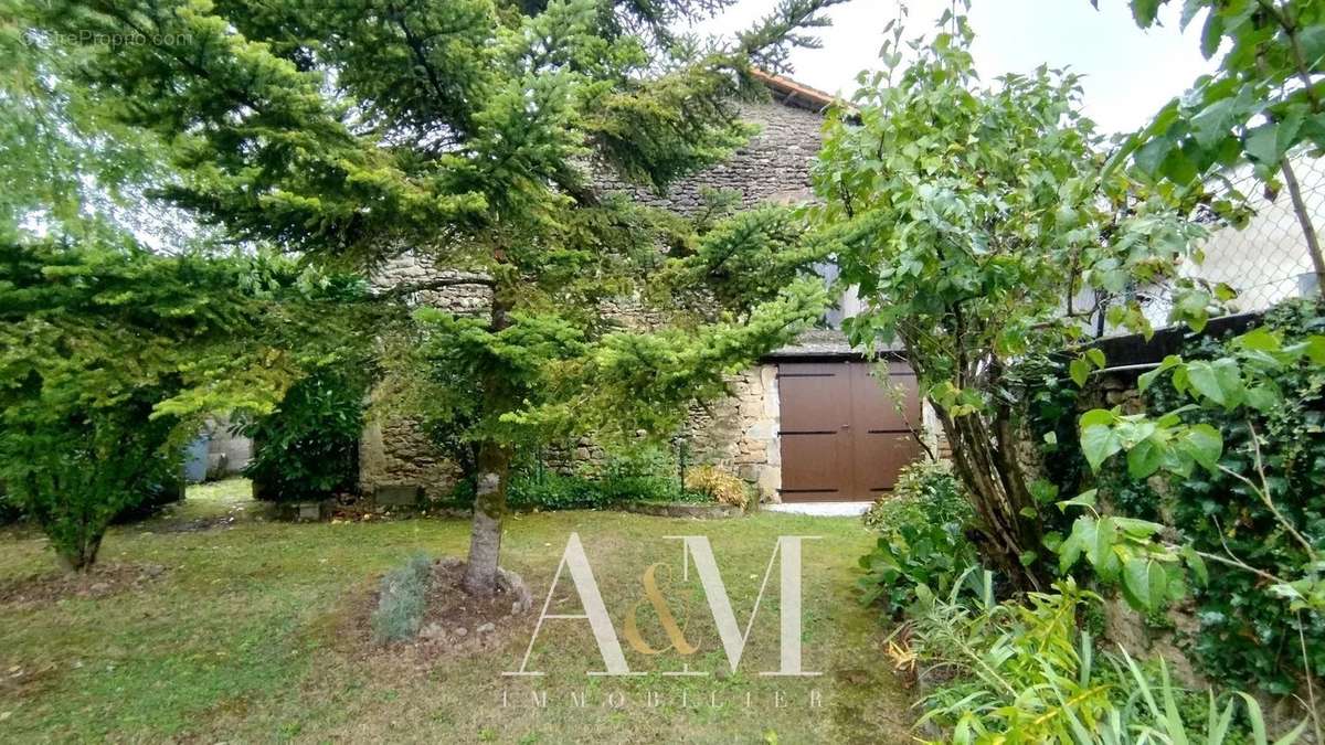 Maison à RUELLE-SUR-TOUVRE