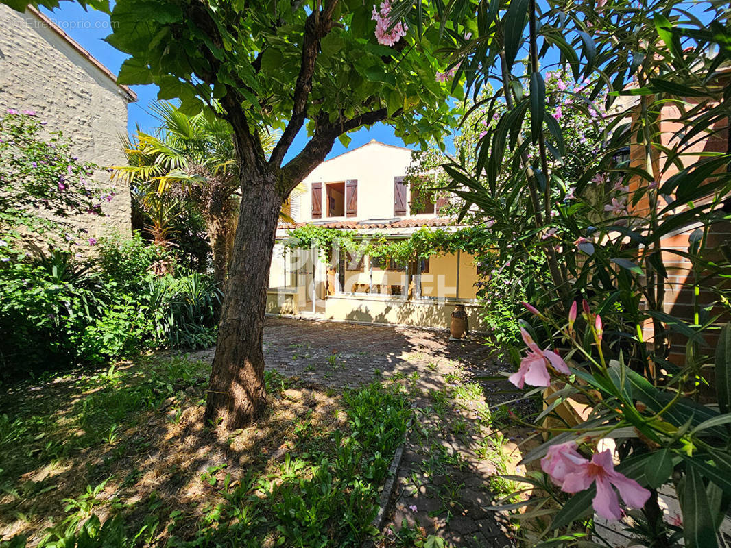 Maison à LE POIRE-SUR-VELLUIRE