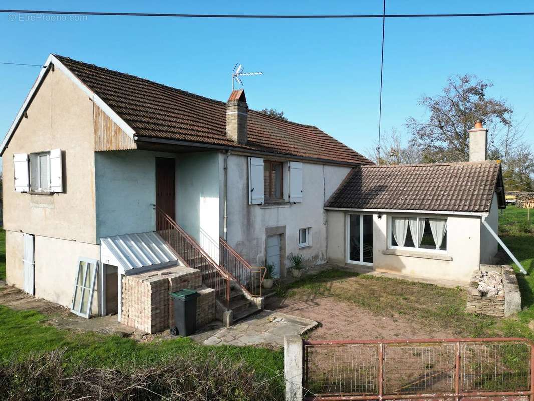 Maison à LA ROCHE-EN-BRENIL