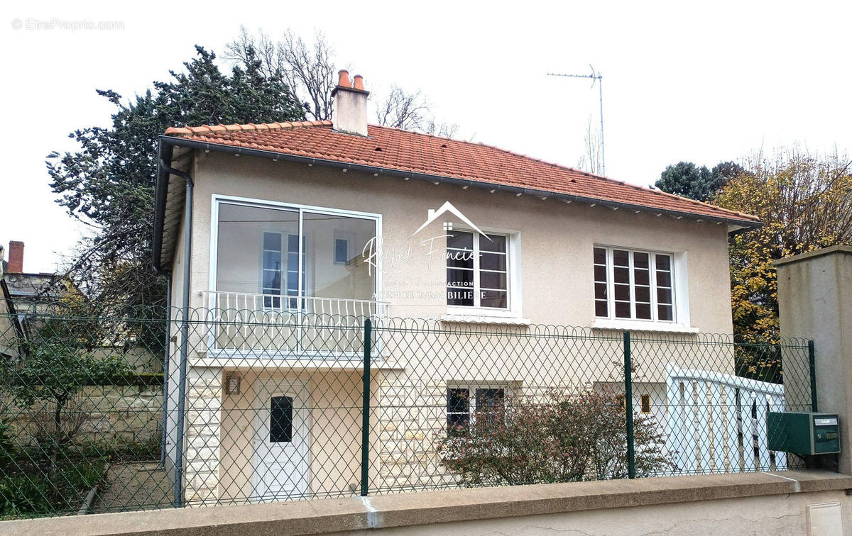 Maison sur sous sol complet (poss de faire deux logements) - Maison à CHATELLERAULT