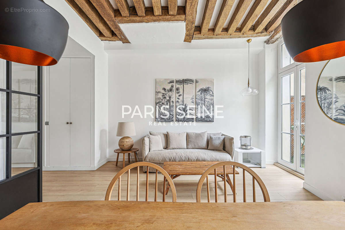 Appartement à PARIS-1E