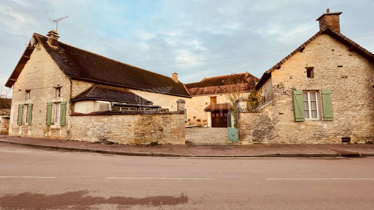 Maison à ARTHONNAY