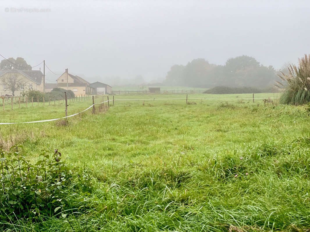 Terrain à SAINT-ANTOINE-DU-ROCHER