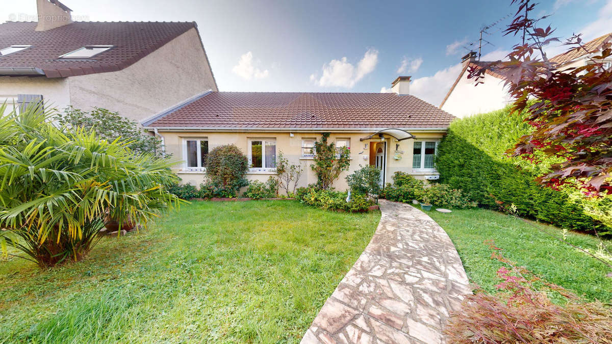 Maison à LES CLAYES-SOUS-BOIS