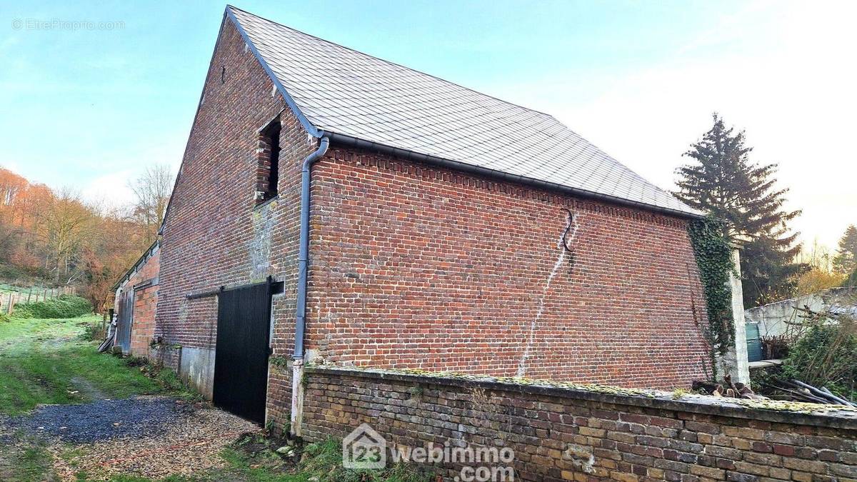 Grange d&#039;une surface de 100 m² - Maison à CREPY