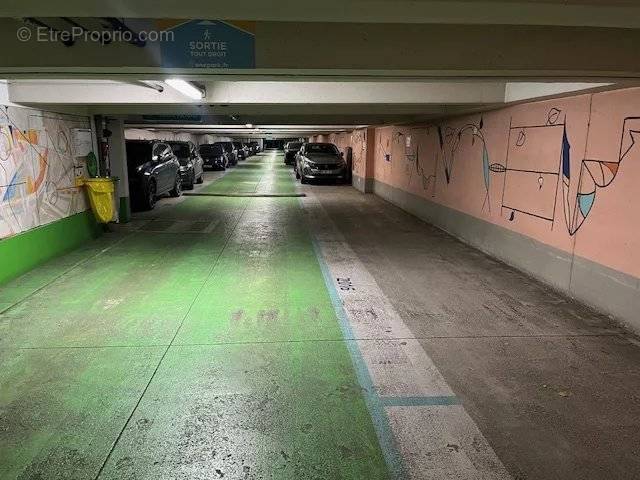 Parking à PARIS-17E