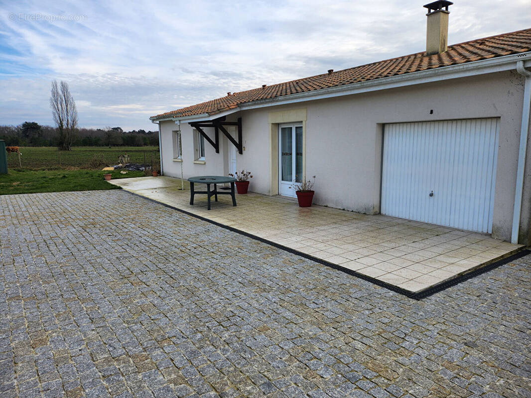 Maison à SAINT-CHRISTOLY-DE-BLAYE