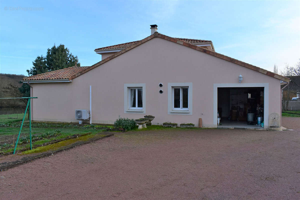 Maison à BONNEUIL-MATOURS