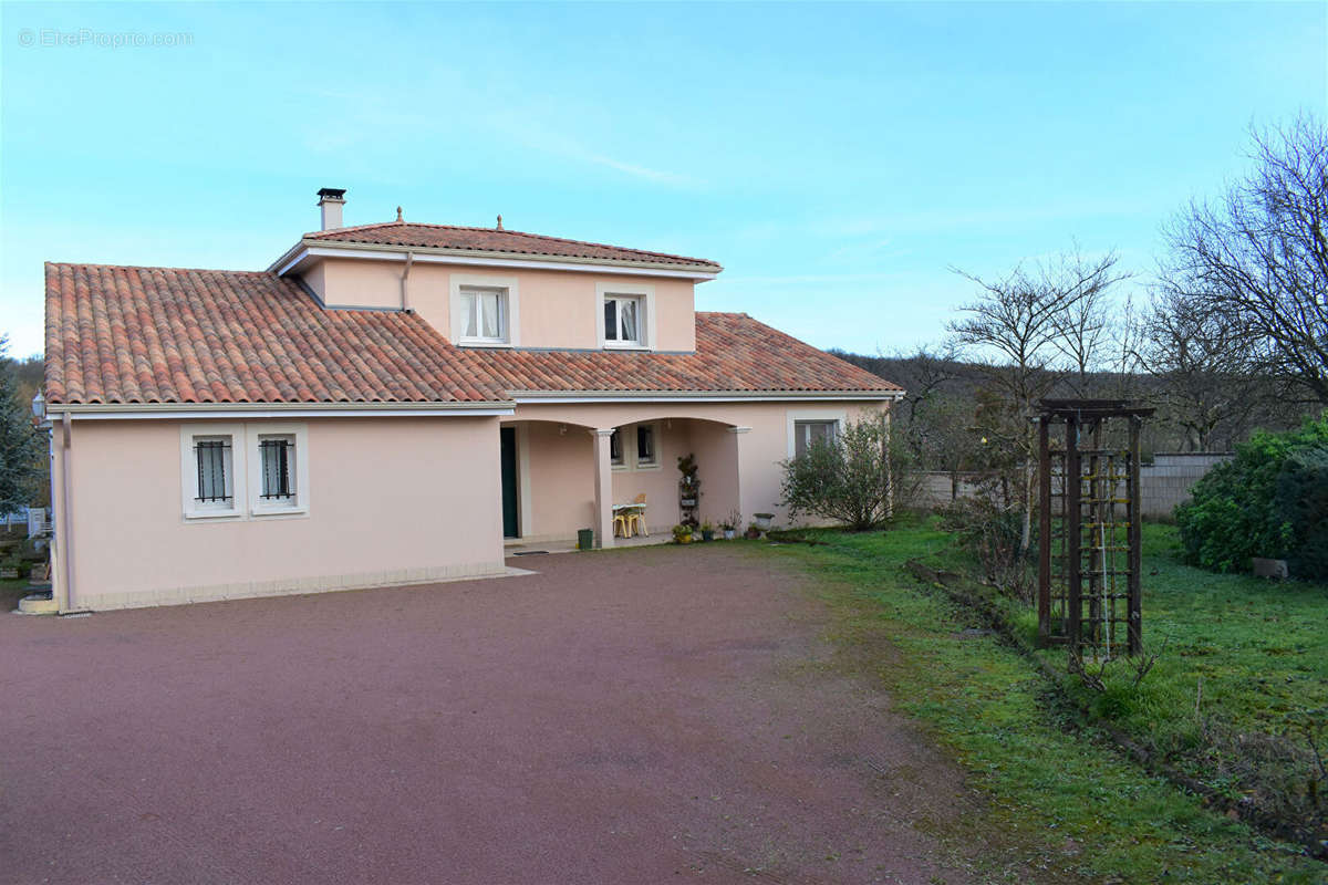 Maison à BONNEUIL-MATOURS