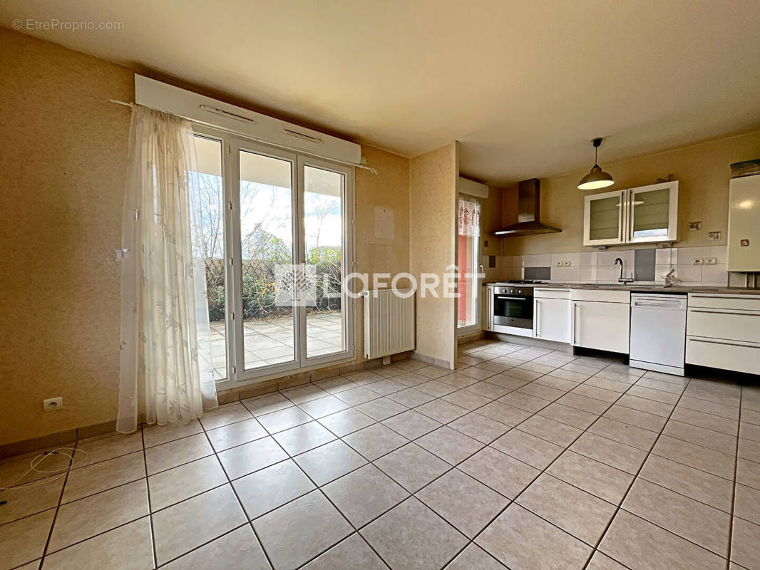 Appartement à PERONNAS