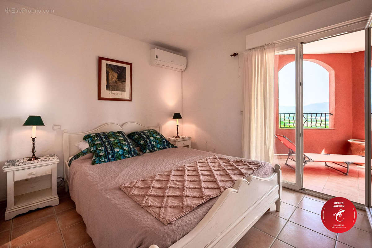 Appartement à ROQUEBRUNE-SUR-ARGENS