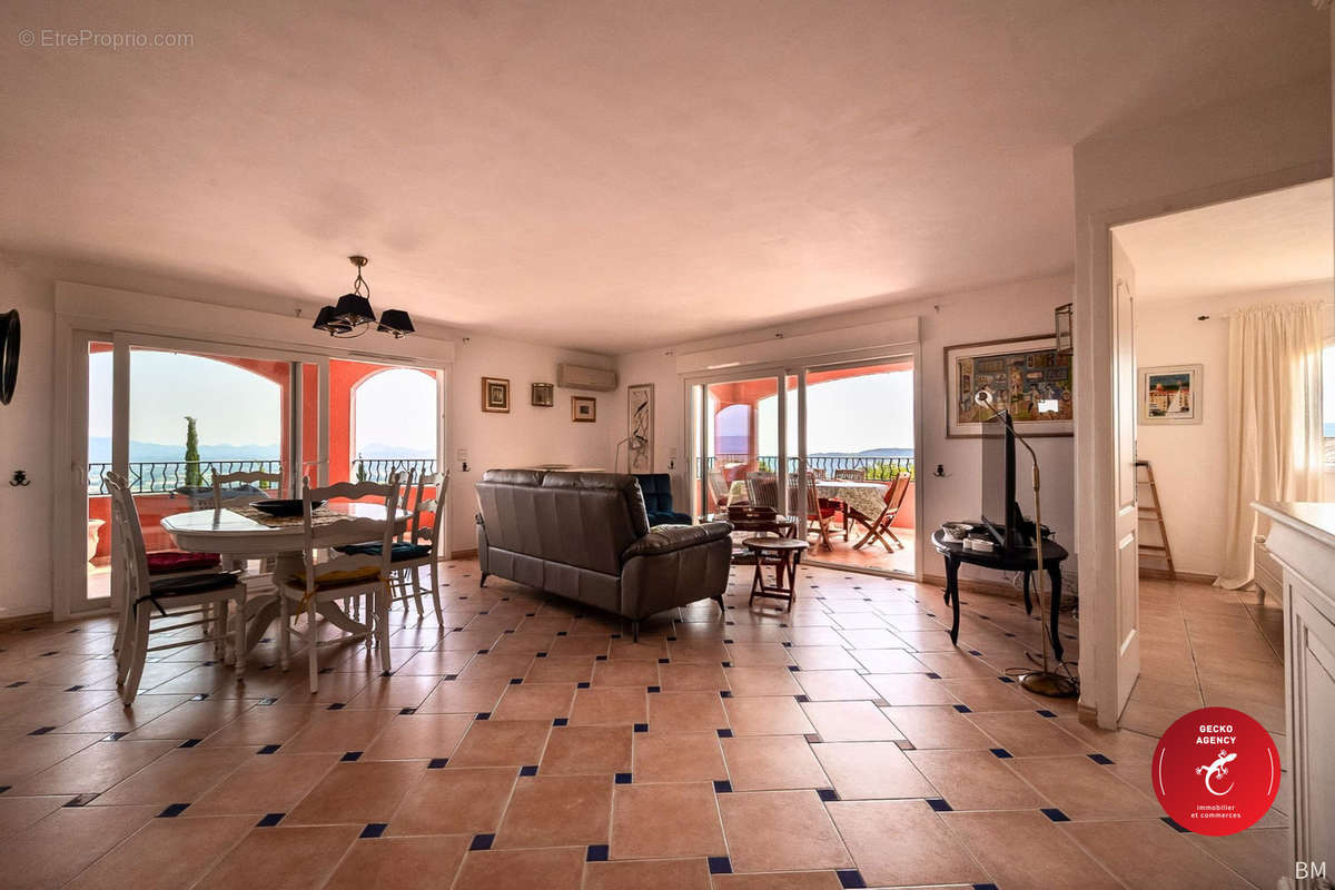 Appartement à ROQUEBRUNE-SUR-ARGENS