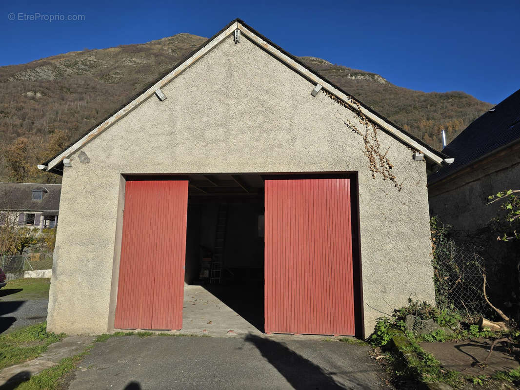 Parking à LUZ-SAINT-SAUVEUR