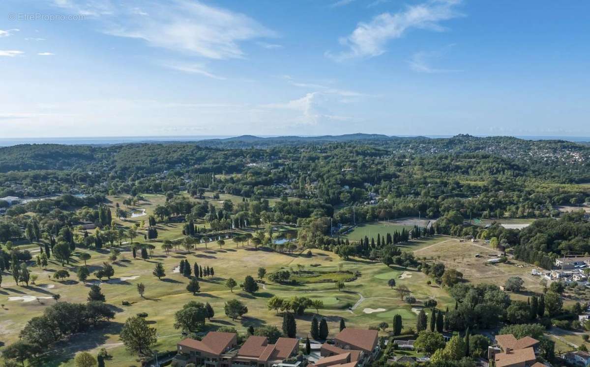 Appartement à CHATEAUNEUF-GRASSE