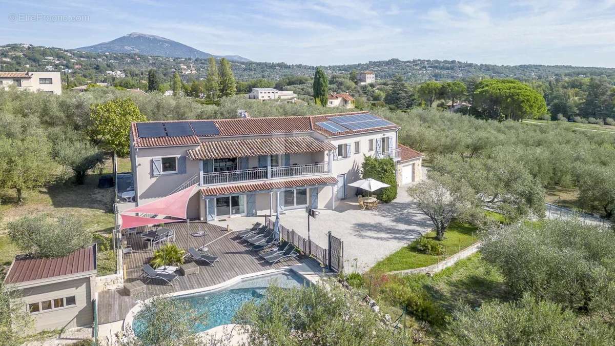 Maison à CHATEAUNEUF-GRASSE