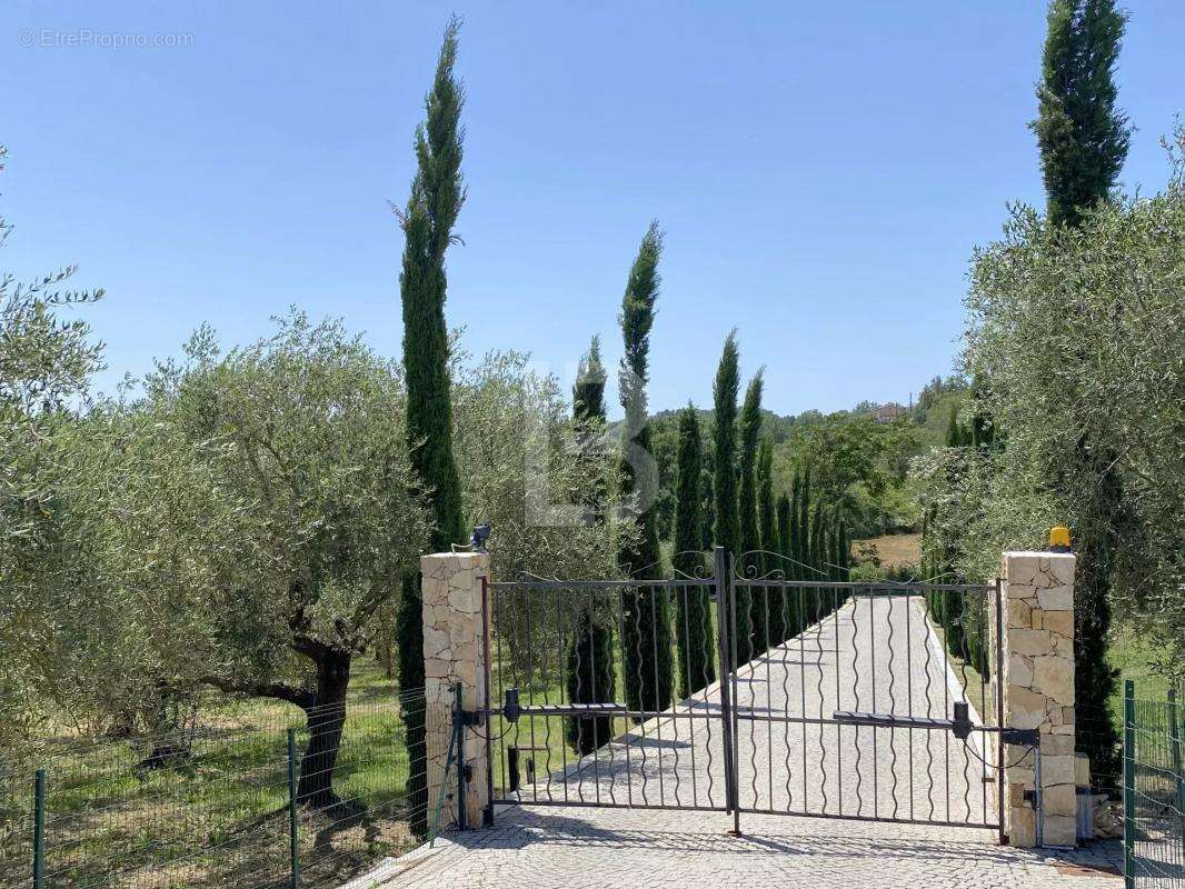 Maison à CHATEAUNEUF-GRASSE