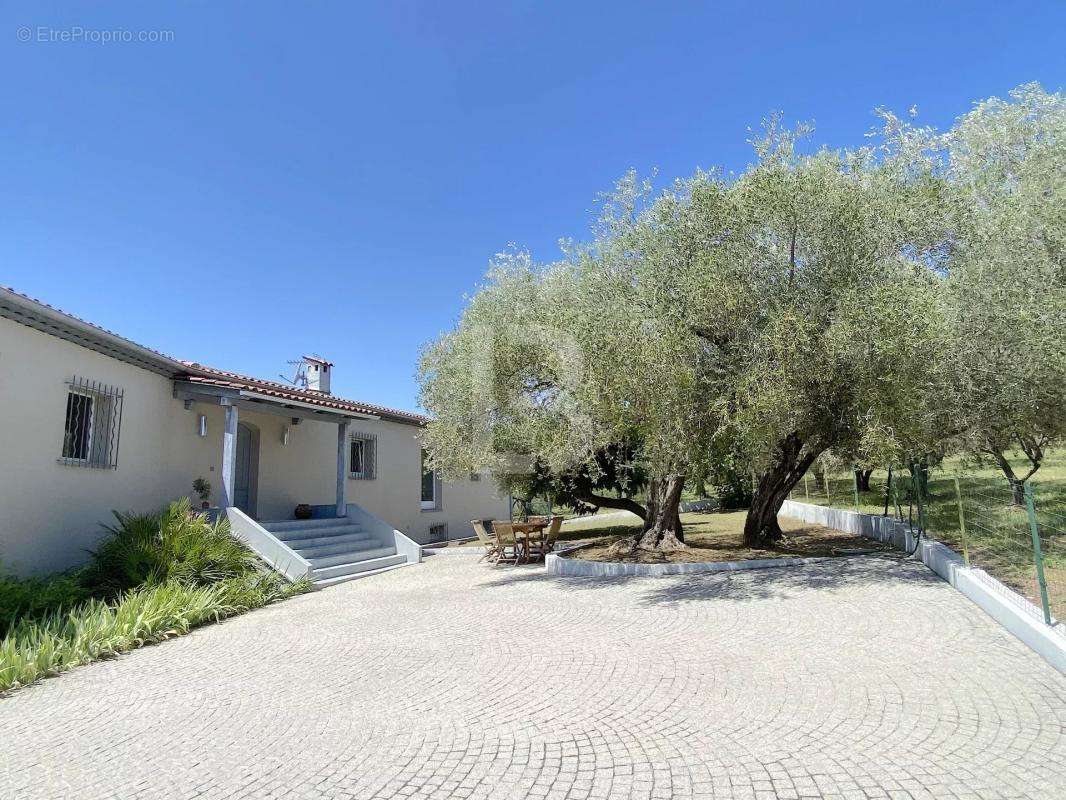 Maison à CHATEAUNEUF-GRASSE