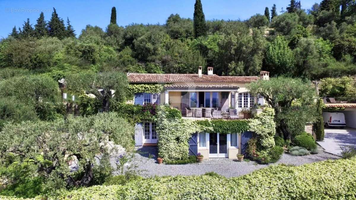 Maison à CHATEAUNEUF-GRASSE