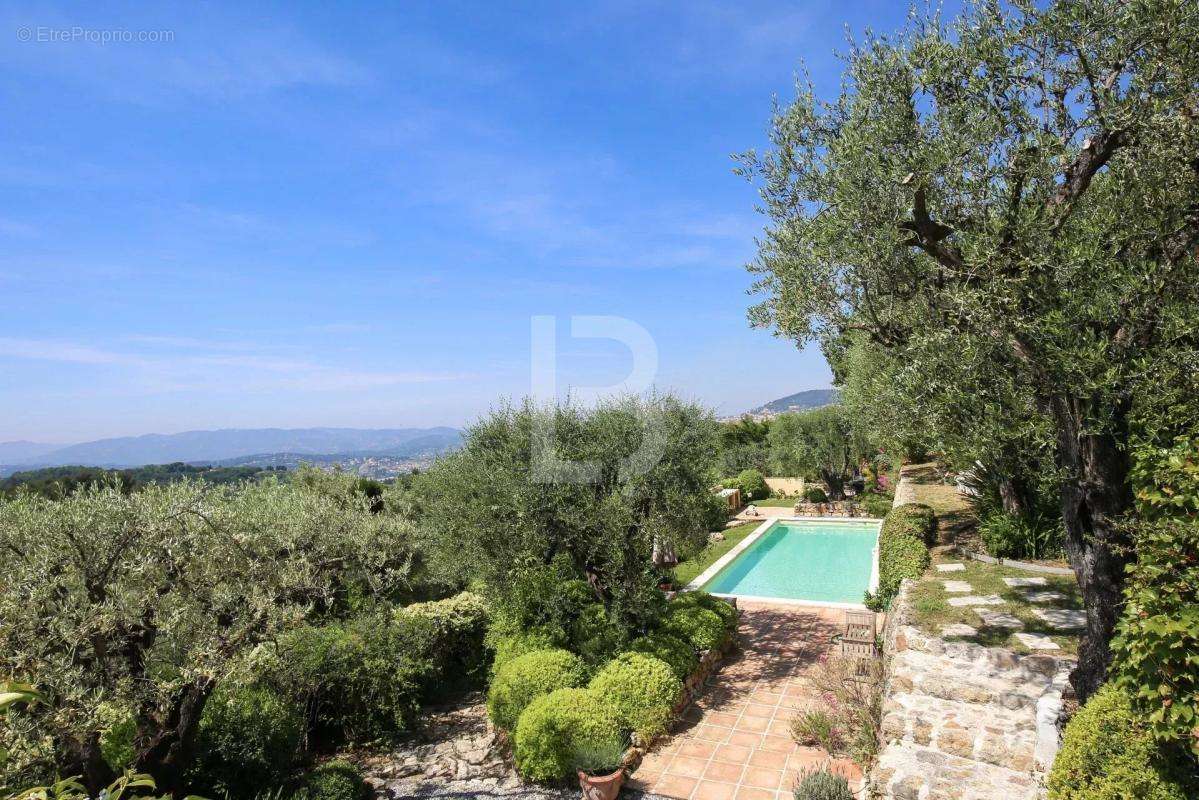 Maison à CHATEAUNEUF-GRASSE