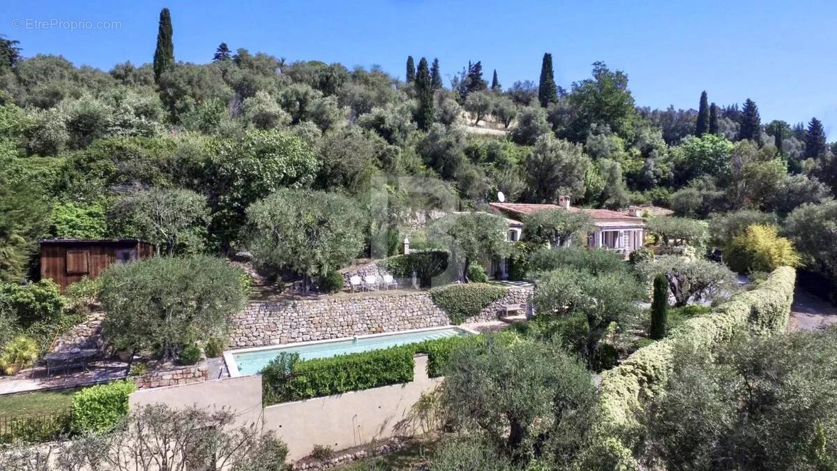 Maison à CHATEAUNEUF-GRASSE