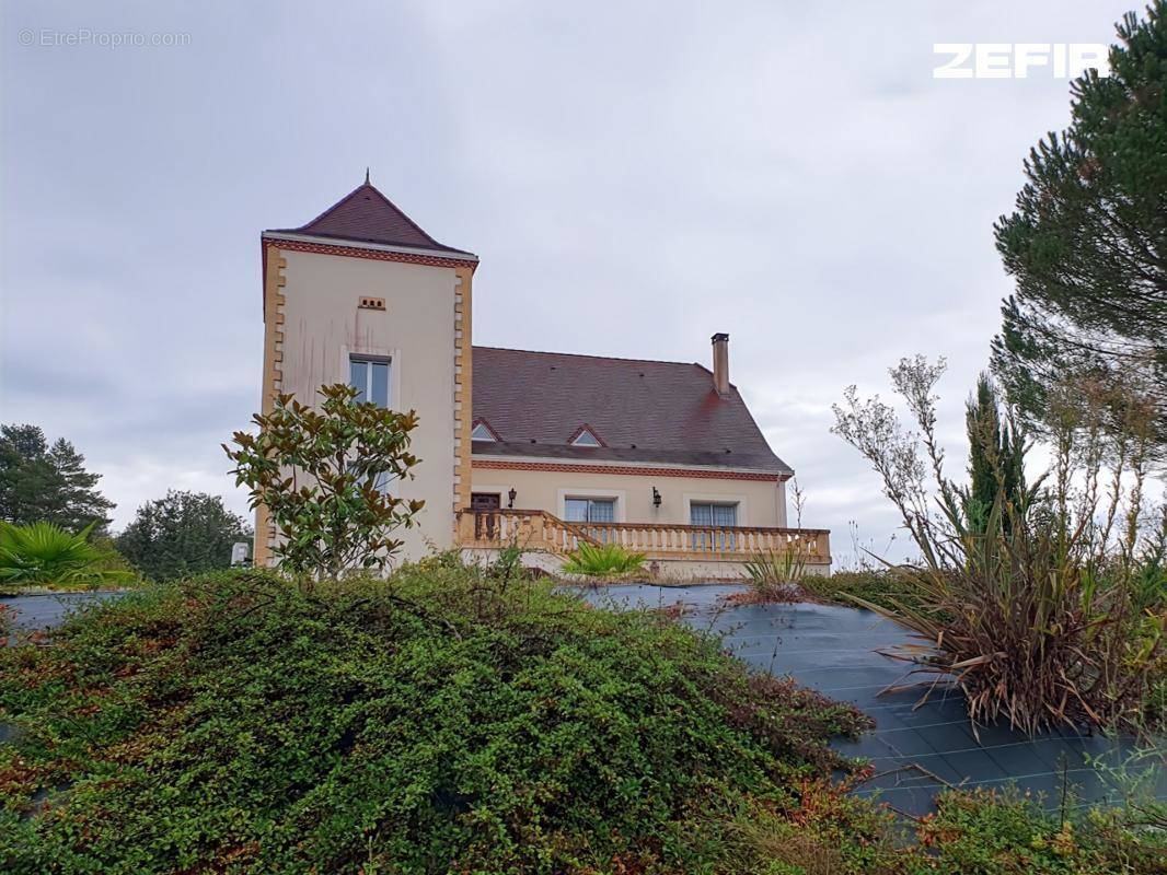 Maison à JAVERLHAC-ET-LA-CHAPELLE-SAINT-ROBERT