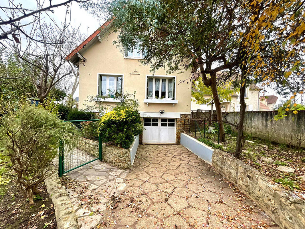 Maison à SAINTE-GENEVIEVE-DES-BOIS