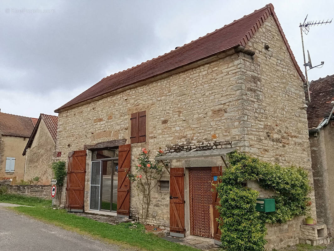 Maison à SAINT-YTHAIRE