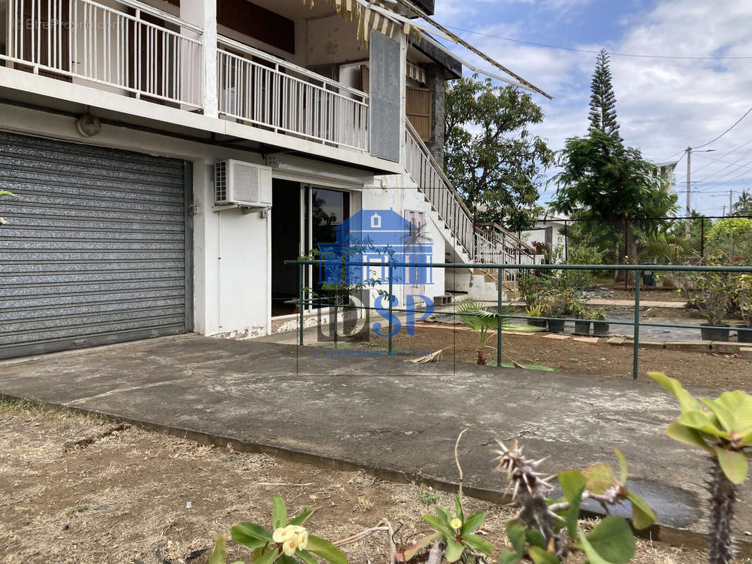 Vue sur le garage - Maison à LE PORT