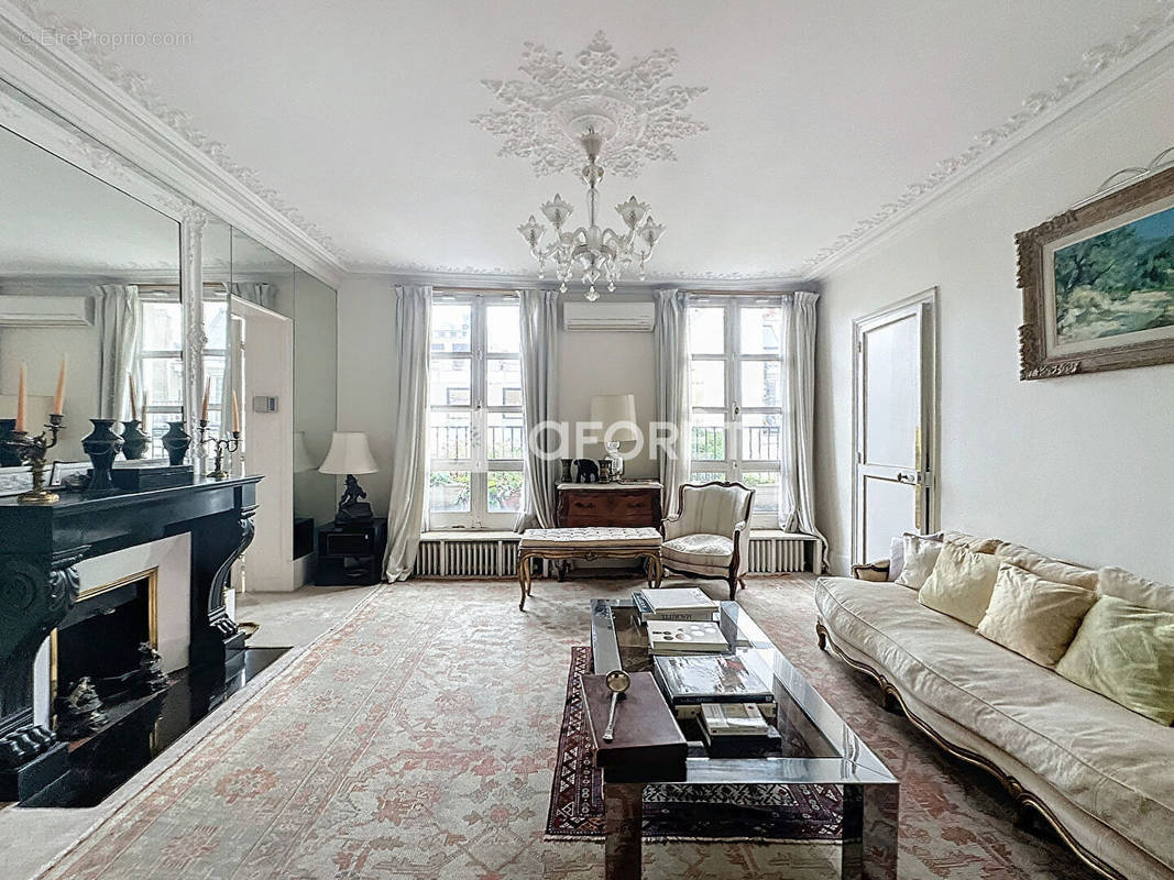 Appartement à PARIS-1E