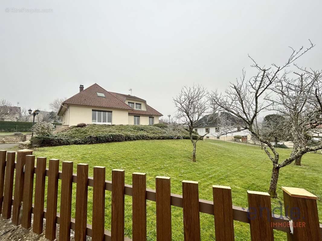 Maison à MISEREY-SALINES