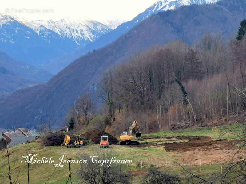 Terrain à SAINT-GEORGES-DES-HURTIERES